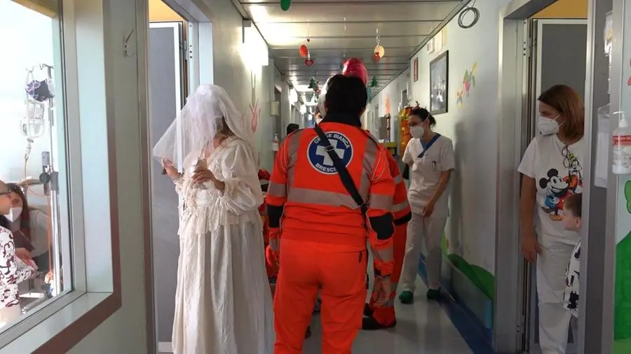 Santa Lucia in visita ai piccoli pazienti dell'ospedale Civile