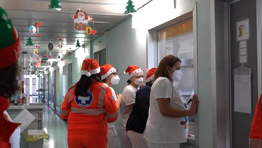 Santa Lucia in visita ai piccoli pazienti dell'ospedale Civile