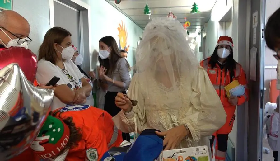 Santa Lucia in visita ai piccoli pazienti dell'ospedale Civile