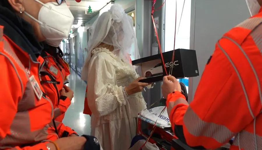 Santa Lucia in visita ai piccoli pazienti dell'ospedale Civile