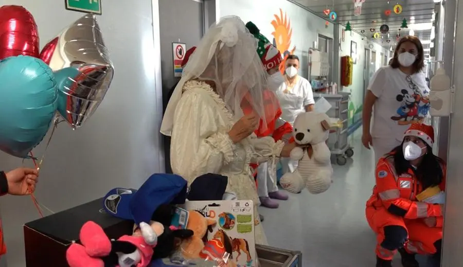 Santa Lucia in visita ai piccoli pazienti dell'ospedale Civile