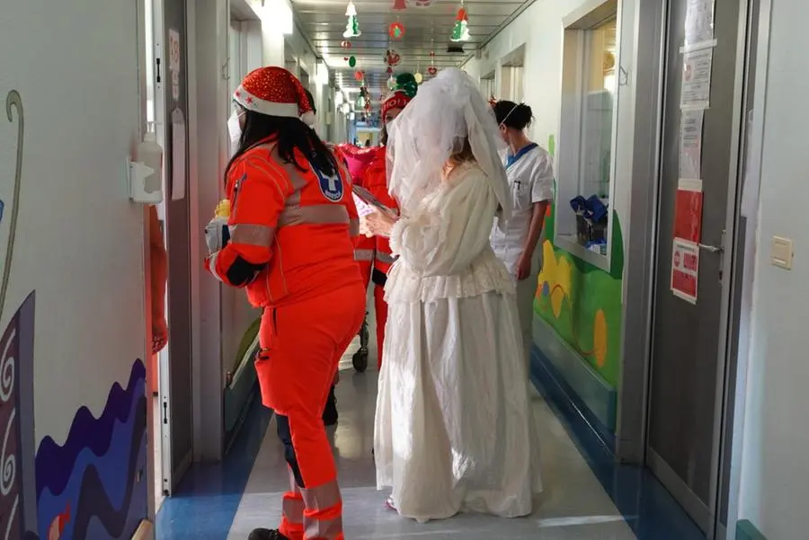 Santa Lucia in visita ai piccoli pazienti dell'ospedale Civile