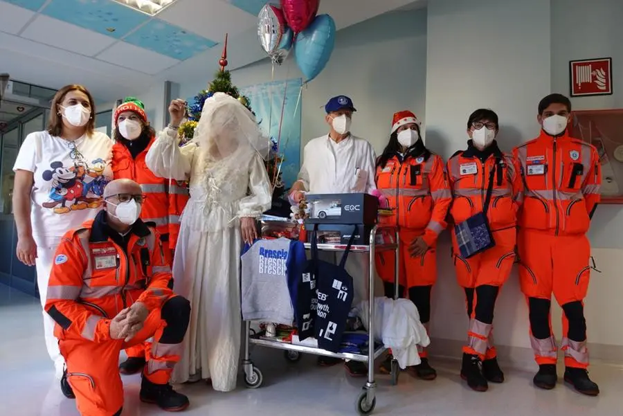 Santa Lucia in visita ai piccoli pazienti dell'ospedale Civile