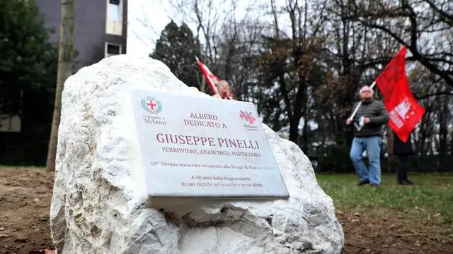 La lapide scoperta dal sindaco di Milano Giuseppe Sala con le figlie di Giuseppe Pinelli l'anarchico ucciso nel corso delle indagini sulla strage di piazza Fontana, Milano, 11 dicembre 2019. ANSA / MATTEO BAZZI