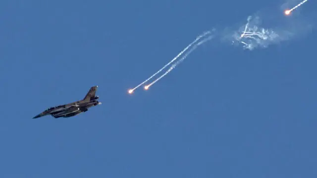 epa11563781 An Israeli fighter jet ejects flares over an area near the Lebanon-Israel border, as seen from northern Israel, 25 August 2024. The Israeli military stated that Israeli Air Force fighter jets are currently striking targets belonging to the Hezbollah organization that posed an imminent threat to the citizens of the State of Israel. EPA/ATEF SAFADI