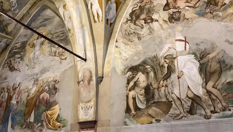 Veduta dell'interno di Santa Maria della Neve a Pisogne con gli affreschi del Romanino