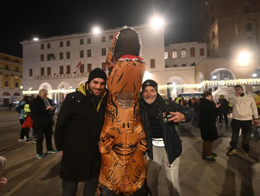 CRONACA BRESCIA PIAZZA VITTORIA PARTENZA DINO RUN PER CARINI 12-12-2024 MARCO ORTOGNI NEW EDEN GROUP