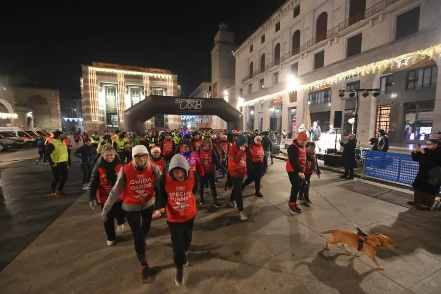 CRONACA BRESCIA PIAZZA VITTORIA PARTENZA DINO RUN PER CARINI 12-12-2024 MARCO ORTOGNI NEW EDEN GROUP