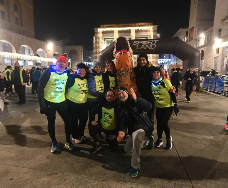 CRONACA BRESCIA PIAZZA VITTORIA PARTENZA DINO RUN PER CARINI 12-12-2024 MARCO ORTOGNI NEW EDEN GROUP