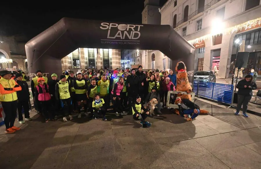 CRONACA BRESCIA PIAZZA VITTORIA PARTENZA DINO RUN PER CARINI 12-12-2024 MARCO ORTOGNI NEW EDEN GROUP