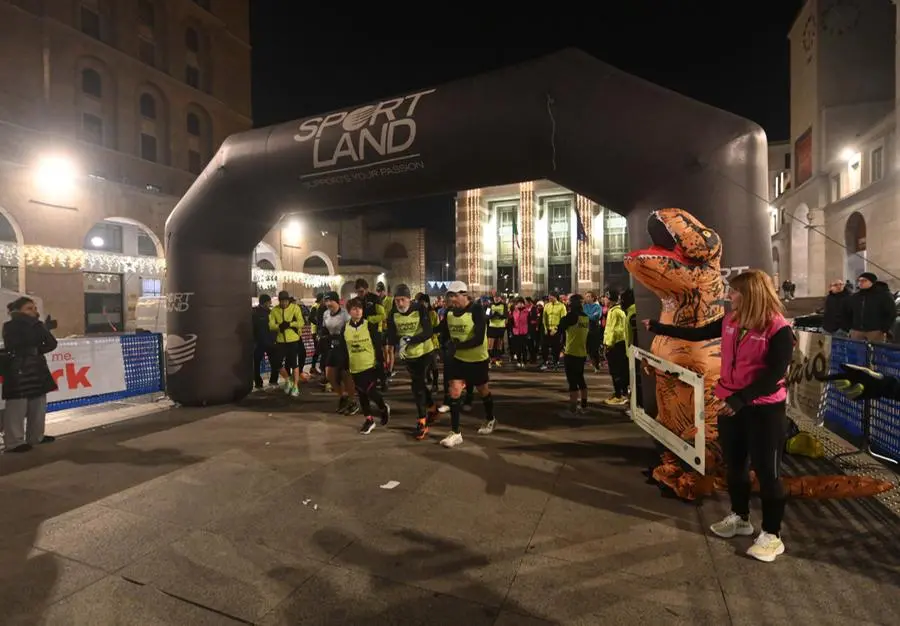 CRONACA BRESCIA PIAZZA VITTORIA PARTENZA DINO RUN PER CARINI 12-12-2024 MARCO ORTOGNI NEW EDEN GROUP