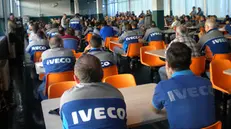 I lavoratori Iveco in assemblea © www.giornaledibrescia.it