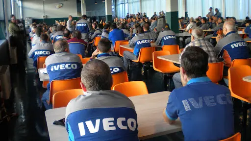 I lavoratori Iveco in assemblea © www.giornaledibrescia.it