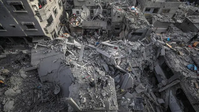 epa11761601 Palestinians search for bodies and survivors among the rubble of destroyed buildings following Israeli airstrikes in Al Nuseirat refugee camp, central Gaza Strip, 07 December 2024. According to the Palestinian Ministry of Health in Gaza, at least 25 Palestinians were killed after Israeli airstrikes in Al Nuseirat camp. More than 45,000 Palestinians and over 1,400 Israelis have been killed, according to the Palestinian Health Ministry and the Israeli Army, since Hamas militants launched an attack against Israel from the Gaza Strip on 07 October 2023, and the Israeli operations in Gaza and the West Bank which followed it. EPA/MOHAMMED SABER