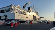 La nave Geo Barents con a bordo 226 migranti soccorsi in mare nei giorni scorsi ha attraccato alla banchina del porto di Livorno, 23 luglio 2024. Lo sbarco avverrà nel terminal normalmente utilizzato per le crociere. Dopo l'accoglienza e la prima assistenza da parte di protezione civile, Croce rossa, medici e personale del 118 e al termine delle operazioni di identificazione della polizia, i migranti saranno avviati alle destinazioni previste. Come spiegano dalla prefettura, in 120 rimarranno in Toscana, ripartiti tra tutte le 10 province. Altri 90 andranno in Piemonte, mentre i restanti minori non accompagnati saranno destinati quasi completamente alla provincia di Firenze. ANSA/Enrico Paradisi