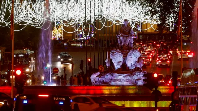 epa11746523 Christmas lights are lit in Cibeles fountain in Madrid, Spain, 28 November 2024. EPA/JUANJO MARTIN