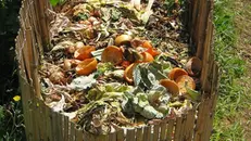 Un angolo di giardino dedicato al compostaggio