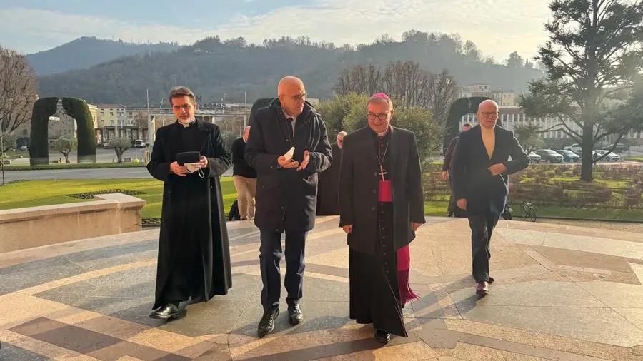 Santa Lucia e il vescovo Tremolada dai bimbi del Civile