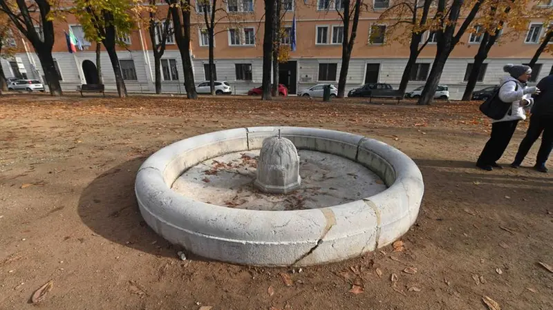 Una delle fontane di piazza Tebaldo Brusato a Brescia - Foto Marco Ortogni/Neg © www.giornaledibrescia.it