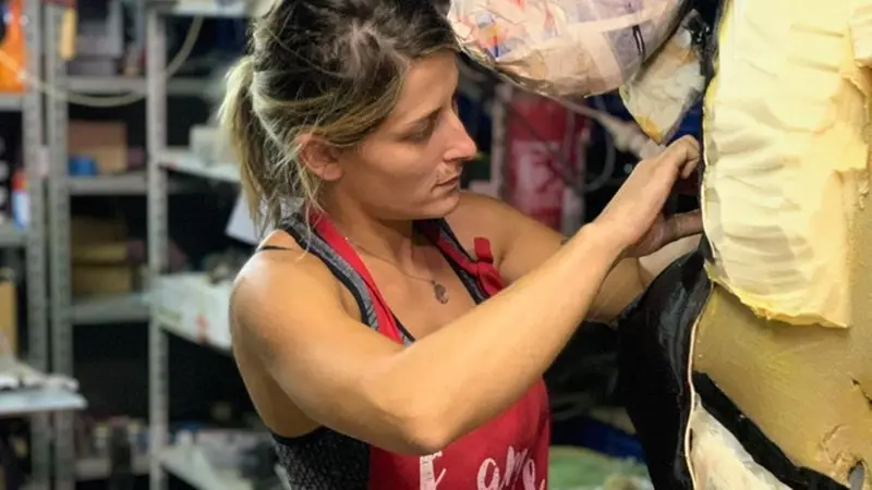 Erika Tessarolo mentre lavora a una rodeo machine