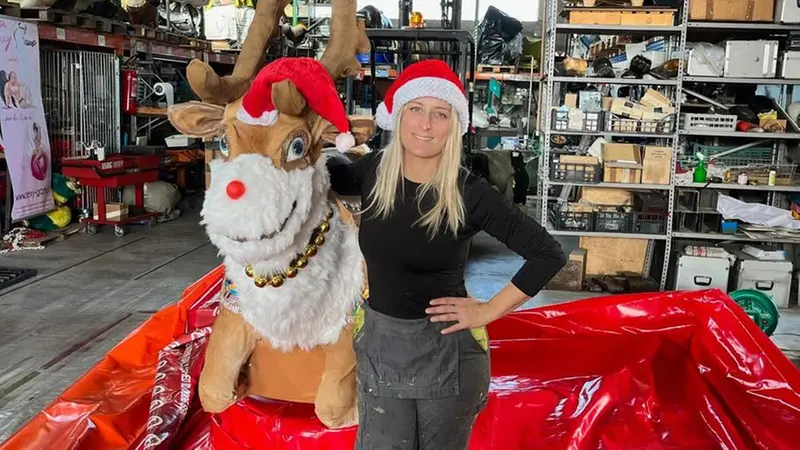 Il toro meccanico in versione renna natalizia