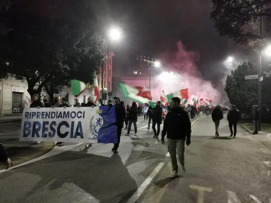 Il corteo Difendi Brescia