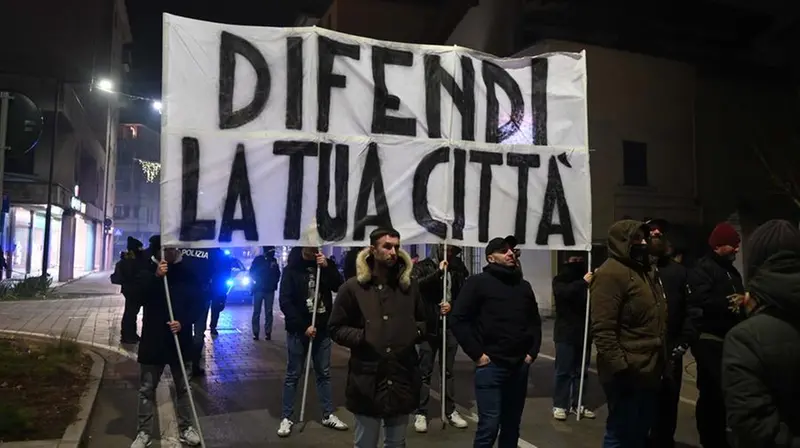 Il corteo neofascista del 13 dicembre - © www.giornaledibrescia.it