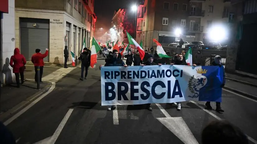 Un momento del corteo neofascista del 13 dicembre - Foto Gabriele Strada/Neg © www.giornaledibrescia.it