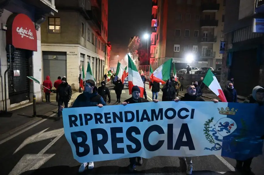 Il corteo Difendi Brescia