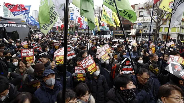 epa11771793 Members of the Korean Confederation of Trade Unions (KCTU) and civic groups shout slogans and carry placards as they march toward the presidential office during a rally calling for the South Korean president's resignation and arrest in Seoul, South Korea, 12 December 2024. South Korean President Yoon Suk Yeol defended his martial law decree and vowed to 'fight to the end' during a televised address to the nation on 12 December, as he faces a second impeachment vote in parliament expected on 14 December. EPA/JEON HEON-KYUN