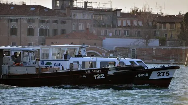 Un momento dei soccorsi al vaporetto danneggiato nello scontro con una chiatta nel Canale Giudecca che trasportava le "bricole", pali utilizzati in laguna per gli ormeggi, Venezia, 17 Ottobre 2014. ANSA/ ANDREA MEROLA