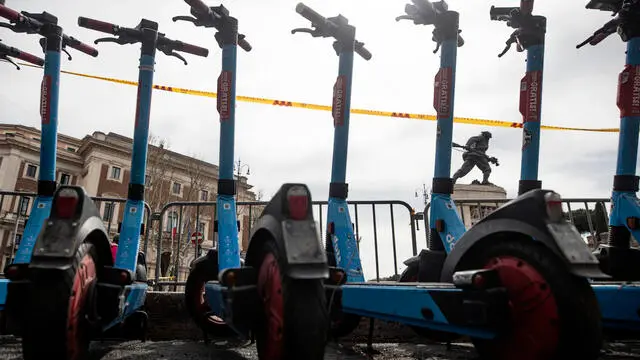 Un momento della manifestazione di protesta con i monopattini, degli operatori della sharing mobility contro il DDL Sicurezza Stradale, presso il Ministero delle Infrastrutture e dei Trasporti, Roma, 25 marzo 2024. ANSA/ANGELO CARCONI