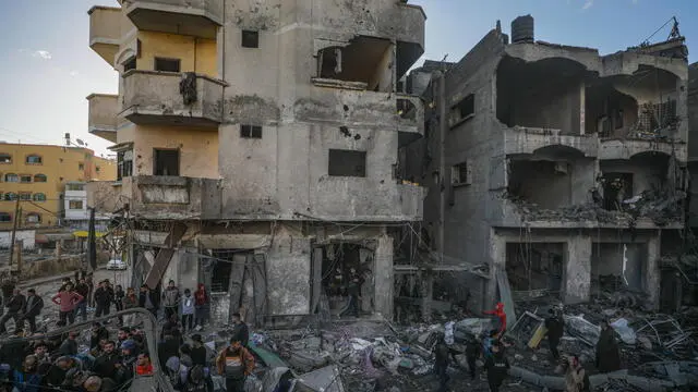 epa11774185 Palestinians search for bodies and survivors among the rubble of destroyed buildings following Israeli airstrikes in Al Nuseirat refugee camp, central Gaza Strip, 13 December 2024. According to the Palestinian Ministry of Health in Gaza, at least 40 Palestinians were killed in an overnight Israeli airstrike in Al Nusairat refugee camp, central Gaza. More than 45,500 Palestinians and over 1,400 Israelis have been killed, according to the Palestinian Health Ministry and the Israeli Army, since Hamas militants launched an attack against Israel from the Gaza Strip on 07 October 2023 and the Israeli operations in Gaza and the West Bank that followed it. EPA/MOHAMMED SABER