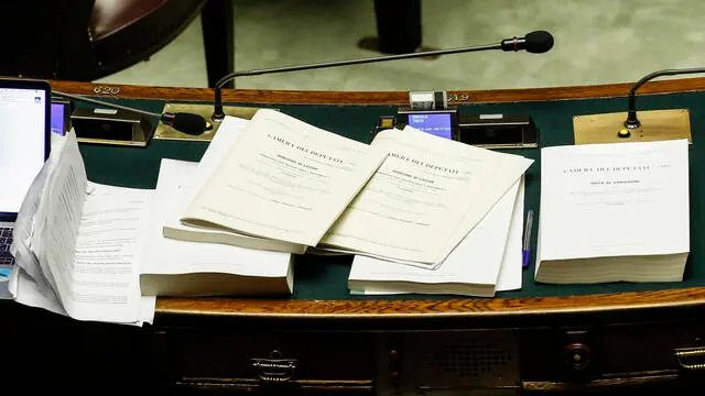 Faldoni sui banchi dei deputati, durante la discussione generale sulla legge di bilancio dello Stato 2020, Camera dei Deputati, Roma 22 dicembre 2019. ANSA/FABIO FRUSTACI