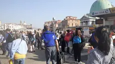 Turisti camminano al piazzale della stazione di Santa Lucia a Venezia, 30 ottobre 2022. ANSA/Luigi Giordani