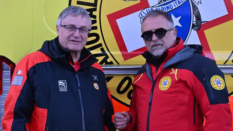 Corrado Camerini e Mauro Guiducci coordinano le operazioni per il recupero - Foto Ansa © www.giornaledibrescia.it