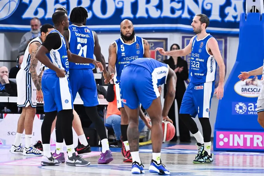 Basket, gli scatti di Germani-Napoli