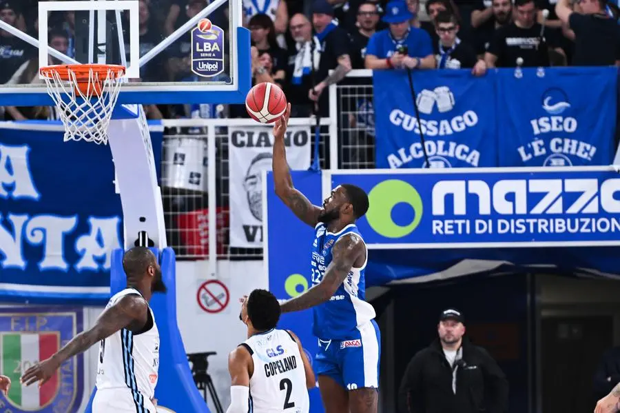 Basket, gli scatti di Germani-Napoli