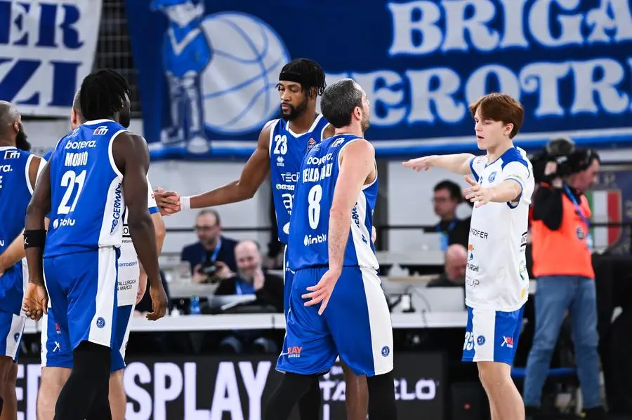 Basket, gli scatti di Germani-Napoli