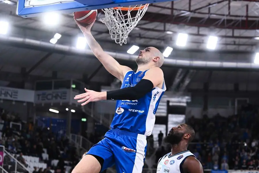 Basket, gli scatti di Germani-Napoli