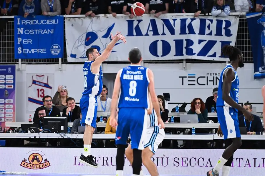 Basket, gli scatti di Germani-Napoli