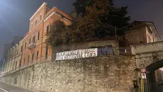 Lo striscione comparso ieri sera in via Corsica - © www.giornaledibrescia.it