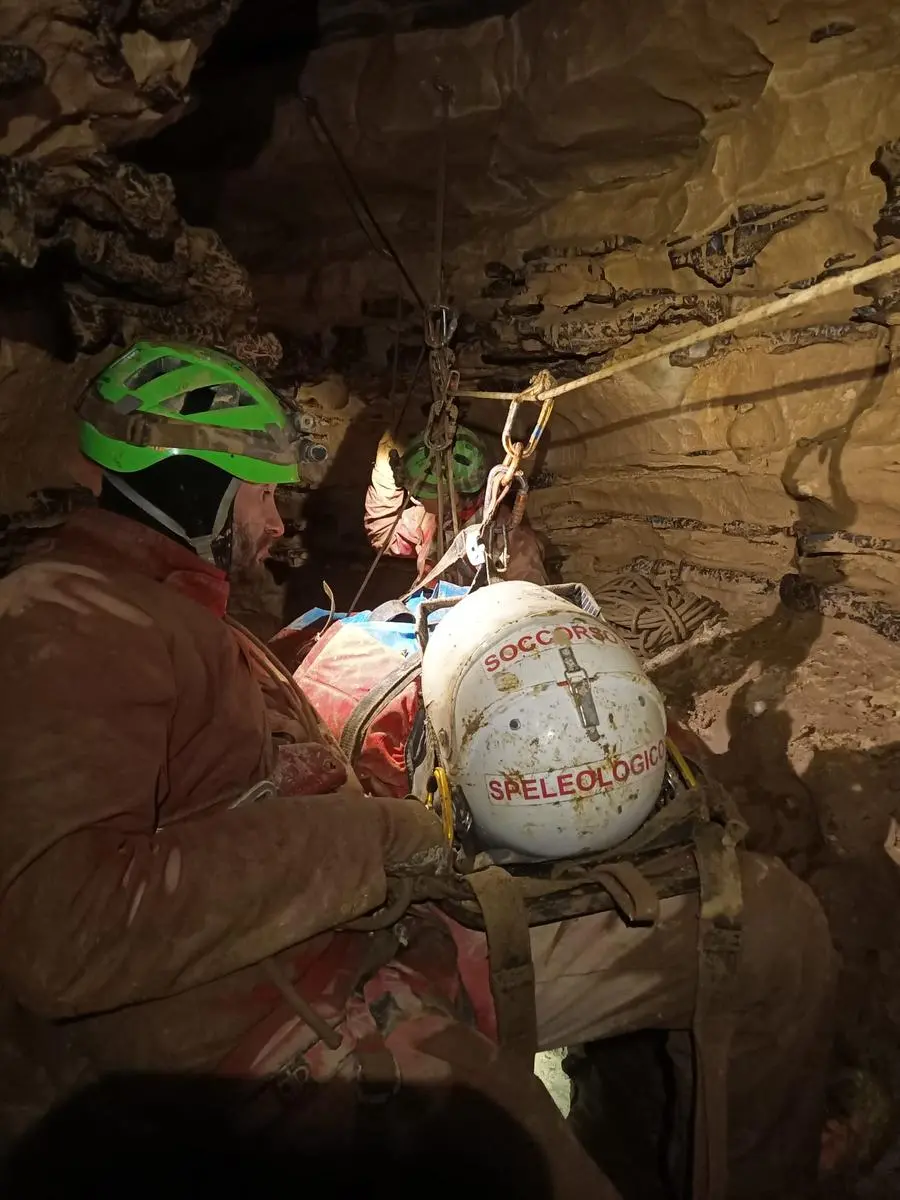 Un momento delle operazioni di soccorso nel Bueno Fonteno - Foto Cnsas © www.giornaledibrescia.it