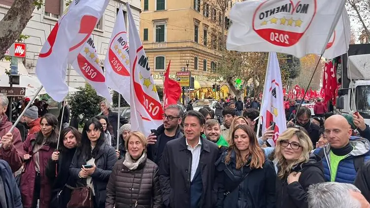 Il presidente del Movimento Cinque Stelle Giuseppe Conte partecipa a Roma al corteo per il no al ddl sicurezza - Foto Ansa © www.giornaledibrescia.it