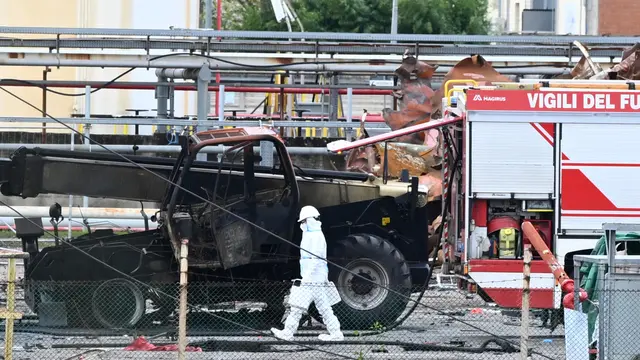 Vigili del Fuoco durante i rilievi Il giorno dopo l’esplosione al deposito carburanti di eni a Calenzano Firenze 10 Dicembre 2024 ANSA/CLAUDIO GIOVANNINI