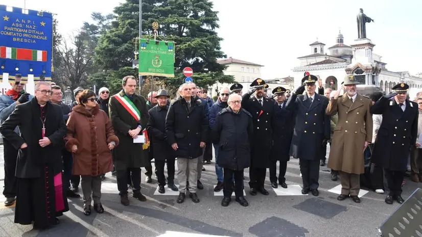 La commemorazione in piazzale Arnaldo - Foto/facebook Comune di Brescia