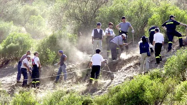 SCL03 - 20010112 - SANTIAGO, CHILE : Experts from the Medico Legal Institute and police investigators search for remains of prisoners missing since the regime of ex-Chilean dictator General Augusto Pinochet in the Cuesta Barriga area, 12 January 2001, 40 km (25 miles) west of Santiago, Chile. According to an Armed Forces report, investigators hope to find the remains of six people here. More than 3,000 people died or disappeared and are presumed dead because of political violence under Pinochet's 1973-1990 rule. EPA PHOTO AFP/MATIAS RECART