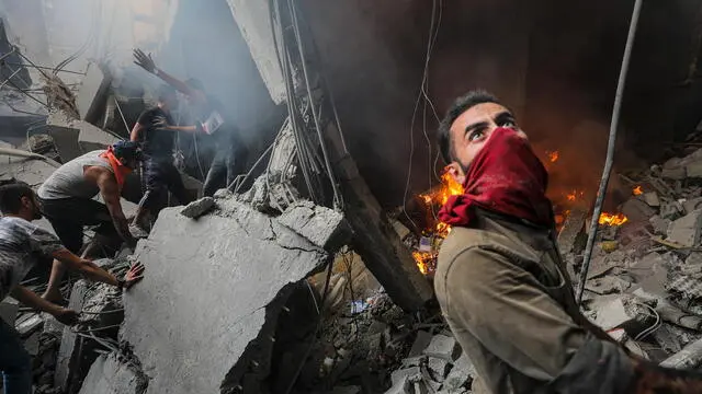 epa10919063 People react at the site of an Israeli rocket attack in Al- Shati refugee camp in the west of Gaza City on, 14 October 2023. The Israeli Defense Force (IDF) on 13 October called for the evacuation of all civilians of northern Gaza ahead of an expected ground invasion. More than 1,300 Israelis have been killed and over 3,200 others injured, according to the IDF, after the Islamist movement Hamas launched an attack against Israel from the Gaza Strip on 07 October. More than 2,000 Palestinians have been killed and over 8,700 others injured in Gaza since Israel launched retaliatory air strikes, the Palestinian health ministry said. EPA/MARTIN DIVISEK EPA-EFE/MOHAMMED SABER