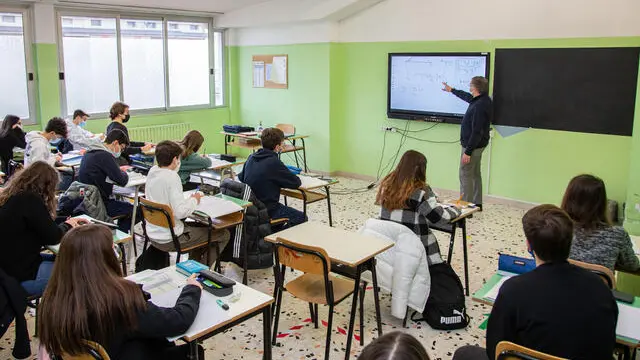 Dopo circa tre mesi, stamani, in Basilicata, zona gialla dallo scorso 11 gennaio, gli studenti delle scuole superiori sono tornati in aula, al 50 per cento. Potenza, 02 febbraio 2021. ANSA/TONY VECE