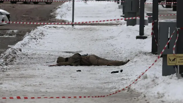 epa11781870 A view of a scene of an explosion in Moscow, Russia 17 December 2024. According to a statement by the Investigative Committee of Russia, Lieutenant General Igor Kirillov and his assistant were killed in a blast outside of an apartment building in Moscow. The committee's statement said the explosive was hidden inside of an electric scooter. EPA/YURI KOCHETKOV